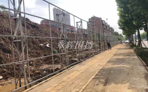 金屬?lài)鷵醢惭b費(fèi)多少錢(qián)一米？