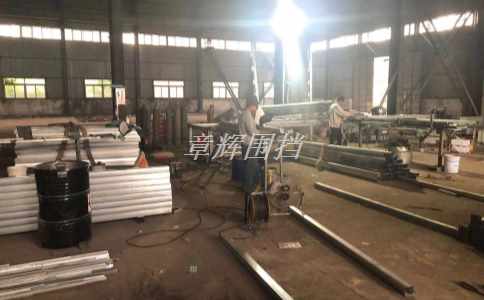 如何在清洗金屬圍擋時避免對周邊環(huán)境造成污染？（金屬圍擋清洗環(huán)保措施）